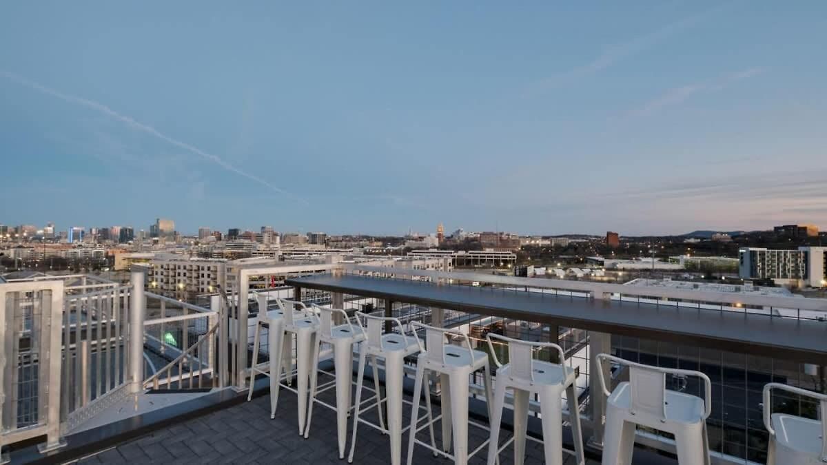Luxury Retreat: Rooftop Hot Tub Double Deck & Game