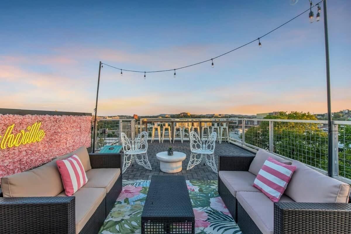 Luxury Retreat: Rooftop Hot Tub Double Deck & Game Holiday home *
