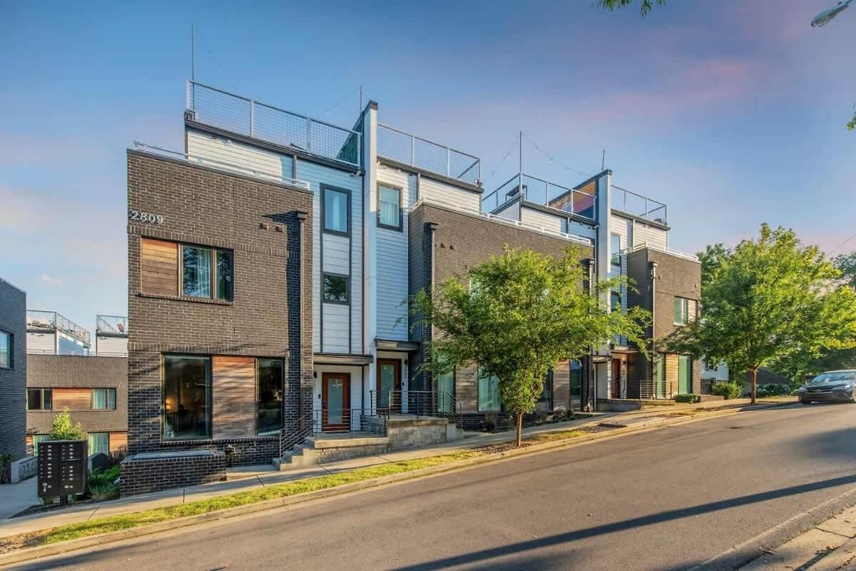 Luxury Retreat: Rooftop Hot Tub Double Deck & Game * Nashville