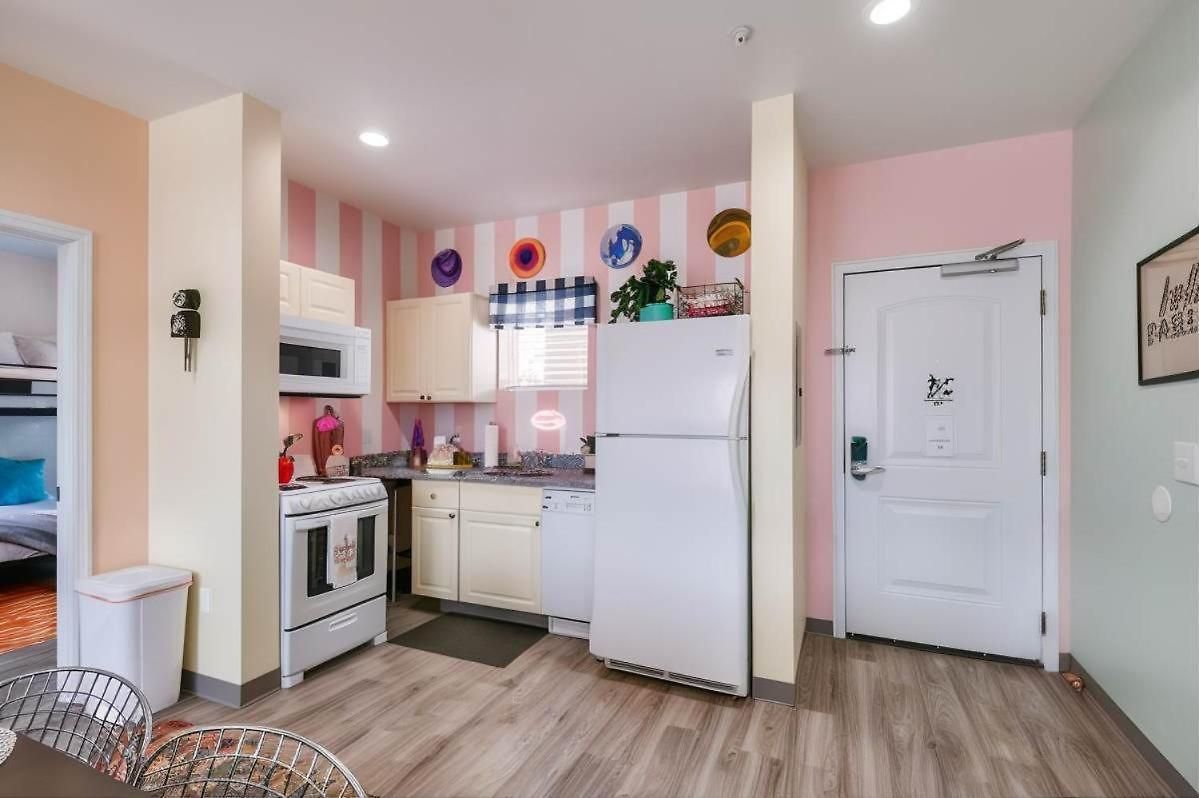 New 4 Bedroom Near Dt Walk To Restaurants Apartment *