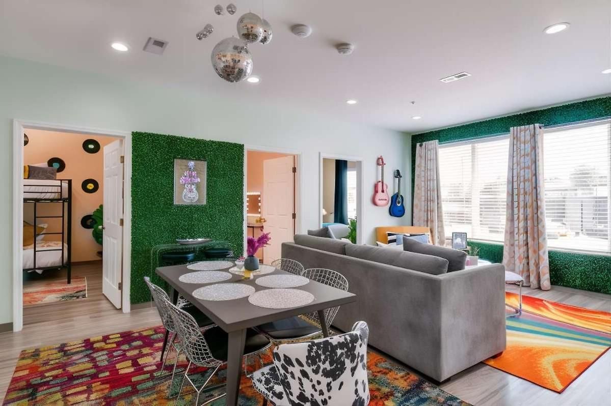 New 4 Bedroom Near Dt Walk To Restaurants *