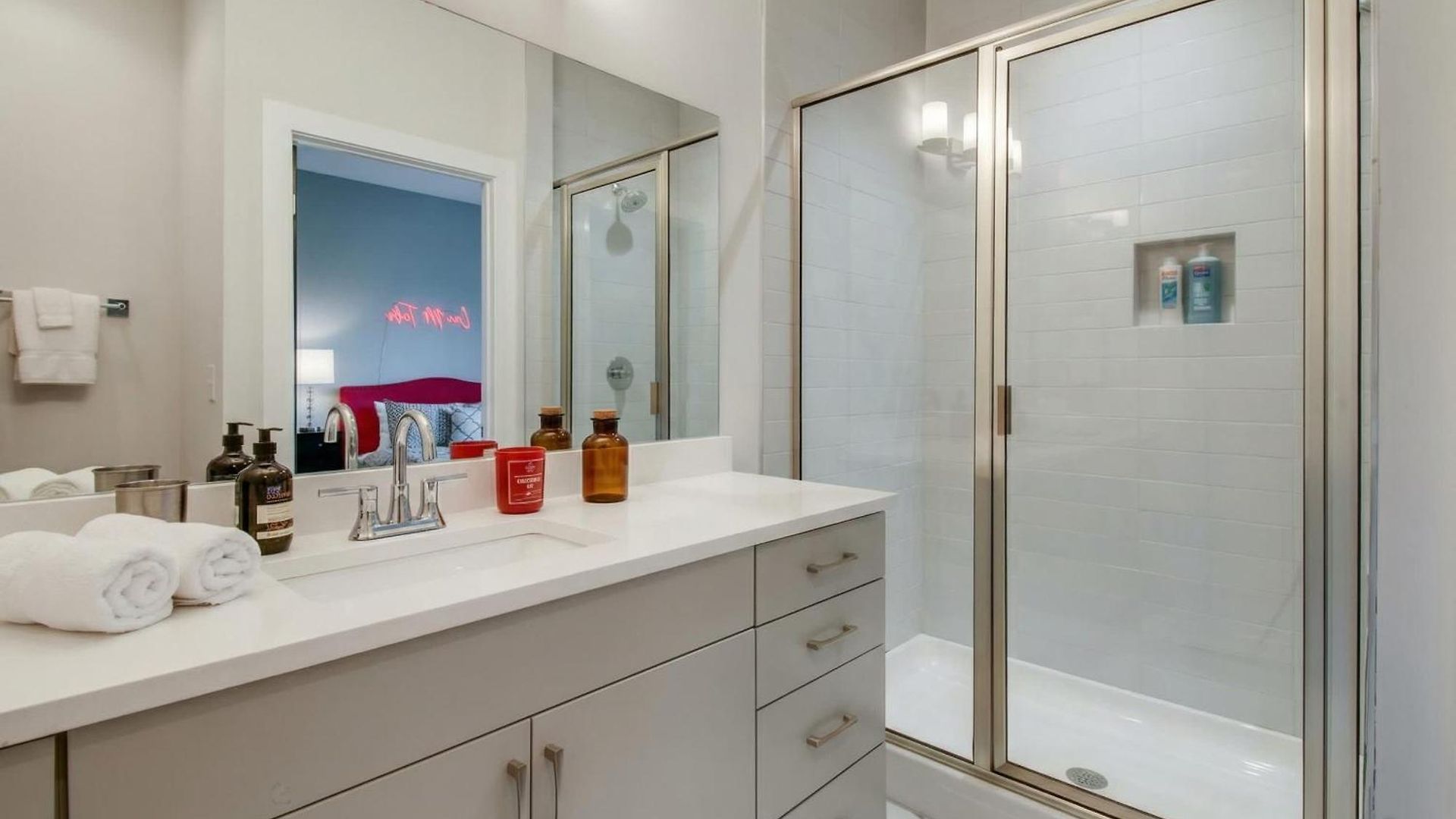 King & Queen 2 Homes - 24 Beds Views