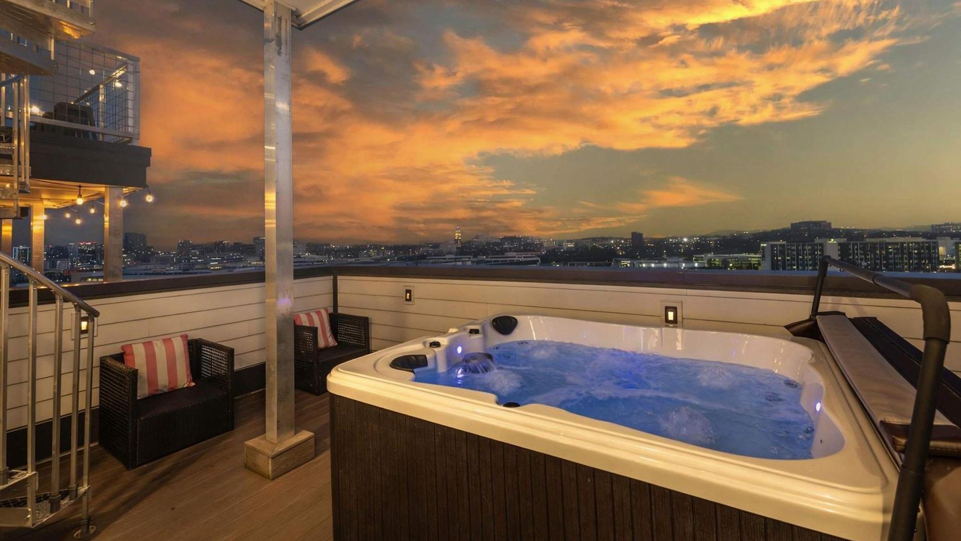 Luxury Retreat: Rooftop Hot Tub Double Deck & Game
