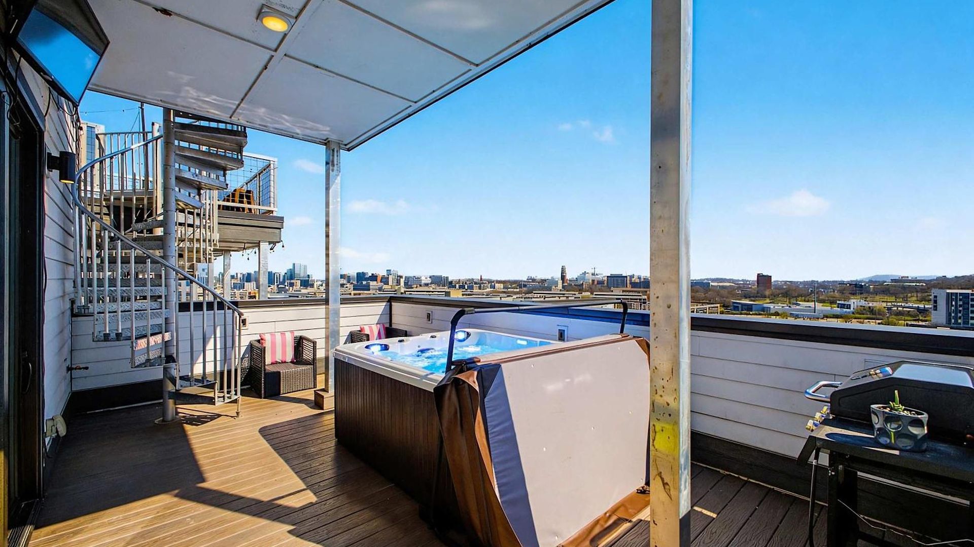 Holiday home Luxury Retreat: Rooftop Hot Tub Double Deck & Game