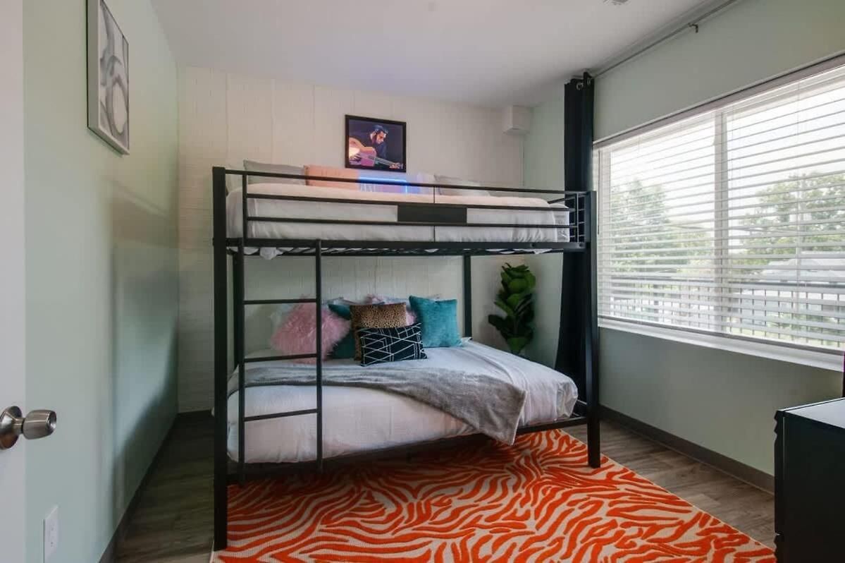 New 4 Bedroom Near Dt Walk To Restaurants