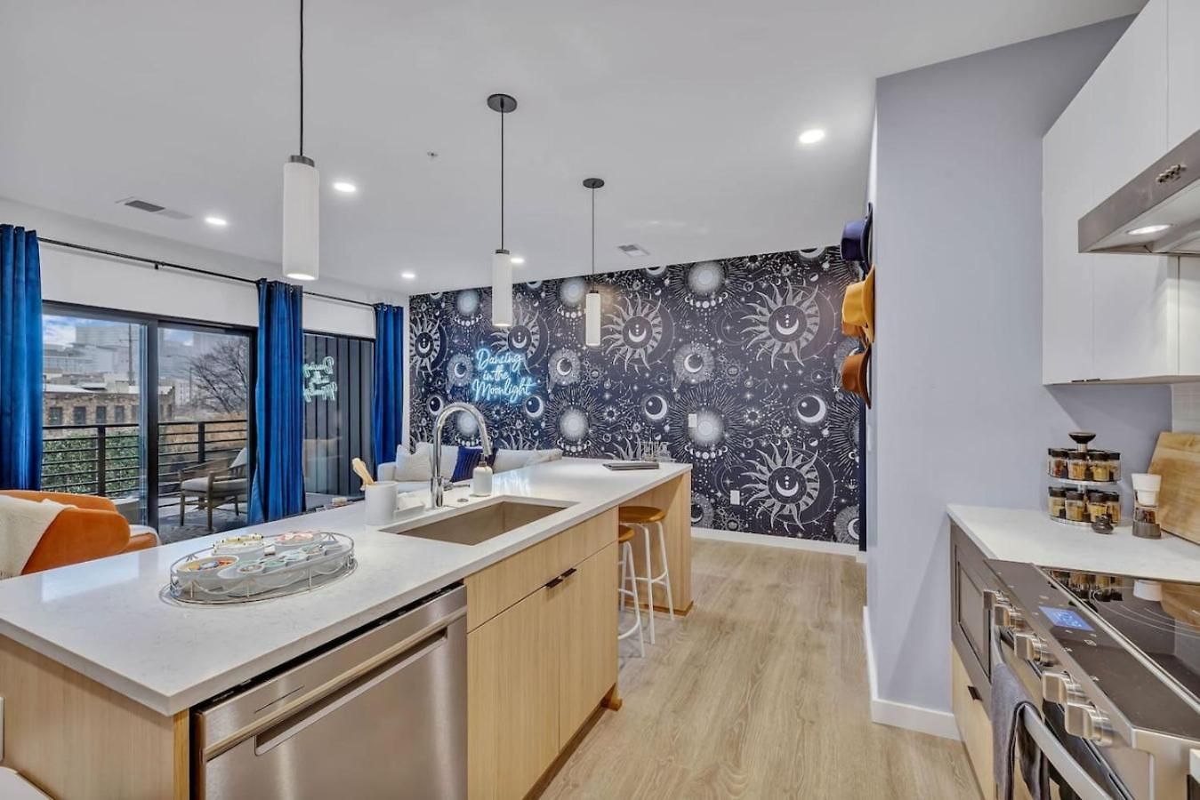 Dancing In The Moonlight In Downtown Walk To Broadway Holiday home *
