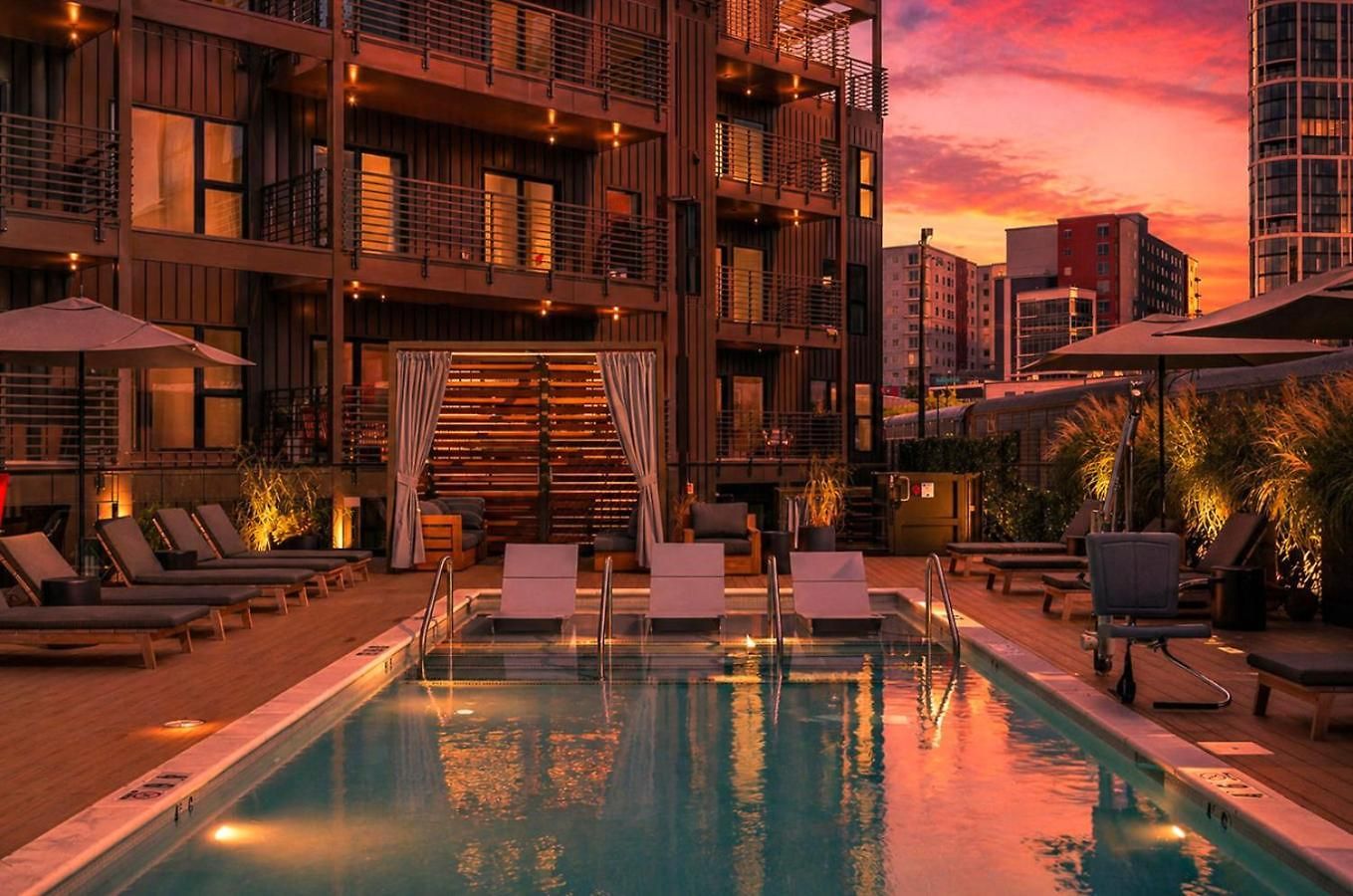 The Stage In Downtown W Pool/gym | Walk To Broadway Holiday home