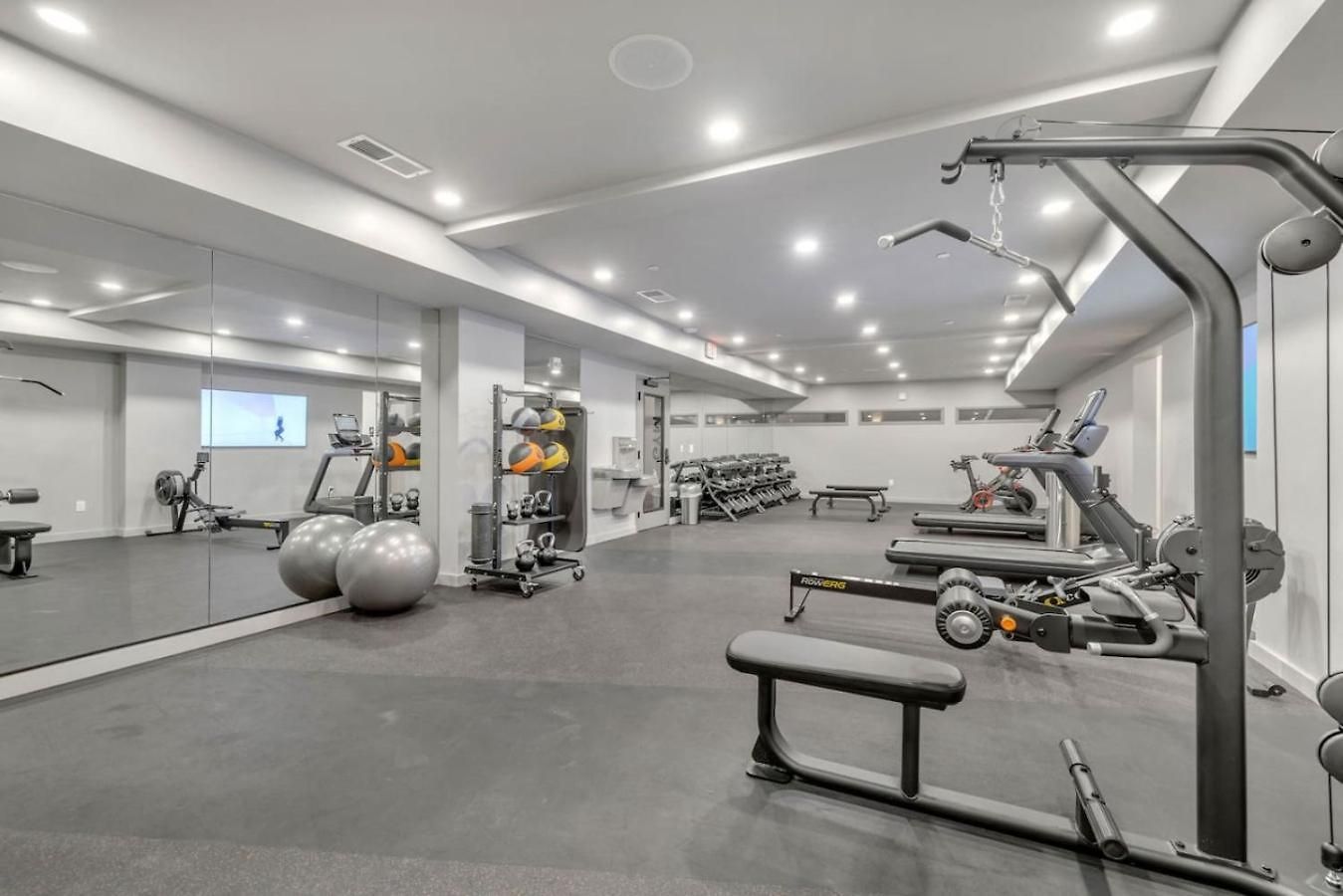 The Stage In Downtown W Pool/gym | Walk To Broadway Holiday home