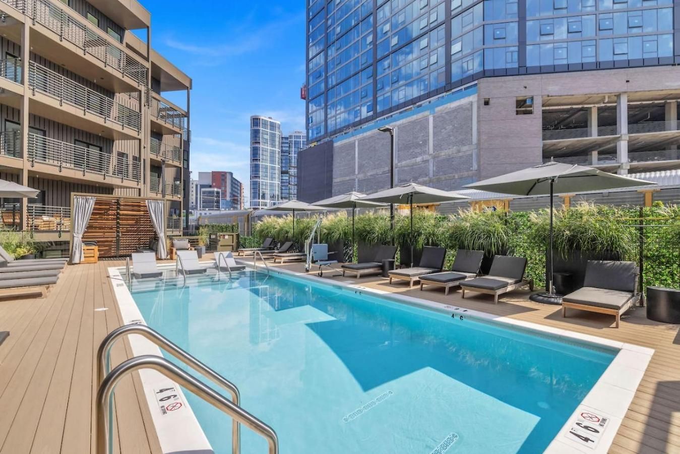 The Stage In Downtown W Pool/gym | Walk To Broadway Holiday home *