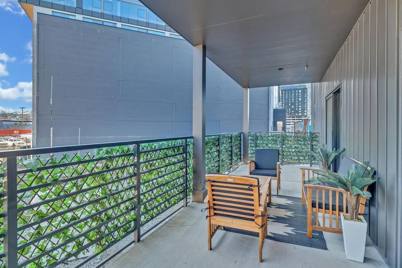 The Stage In Downtown W Pool/gym | Walk To Broadway