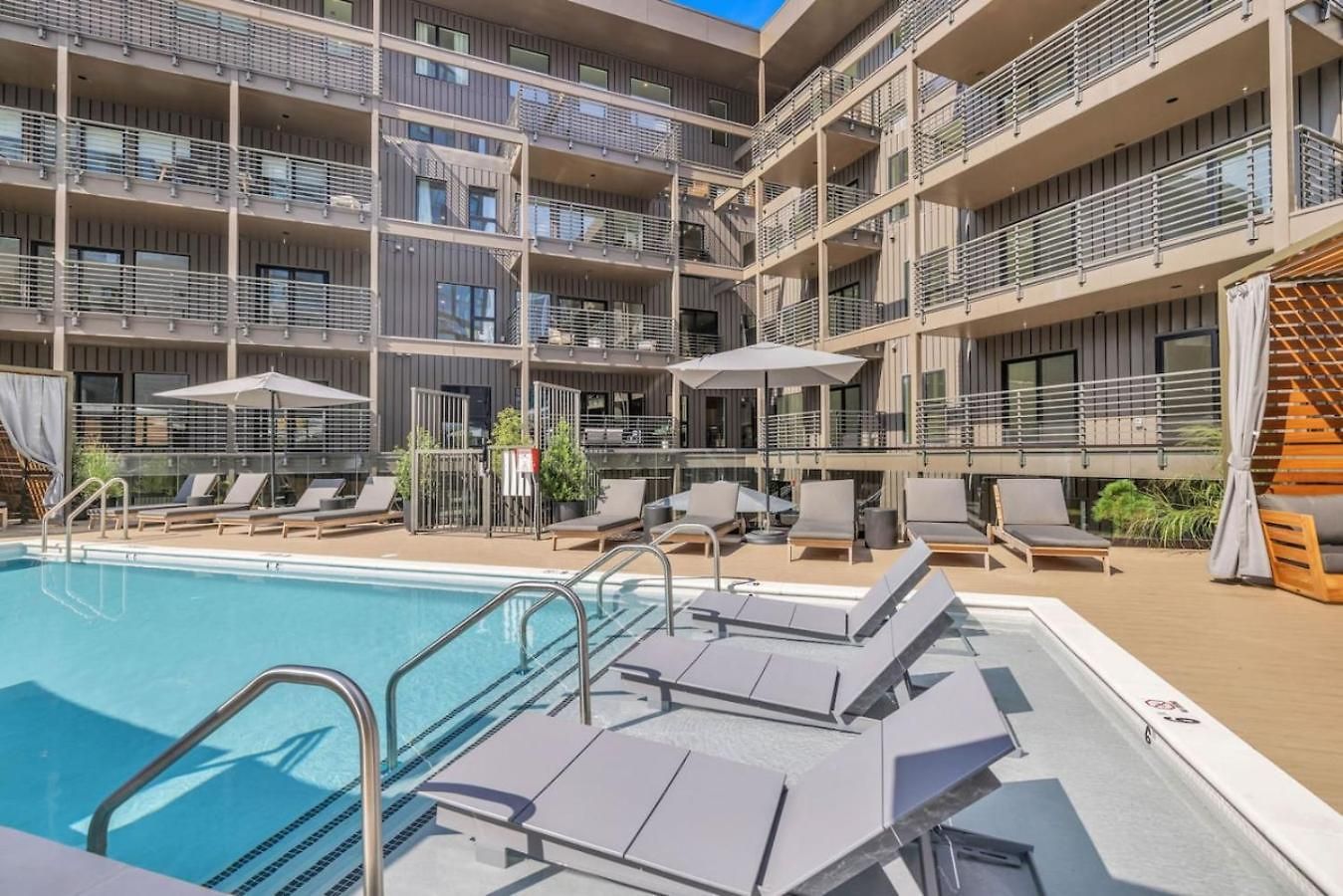 The Stage In Downtown W Pool/gym | Walk To Broadway Holiday home