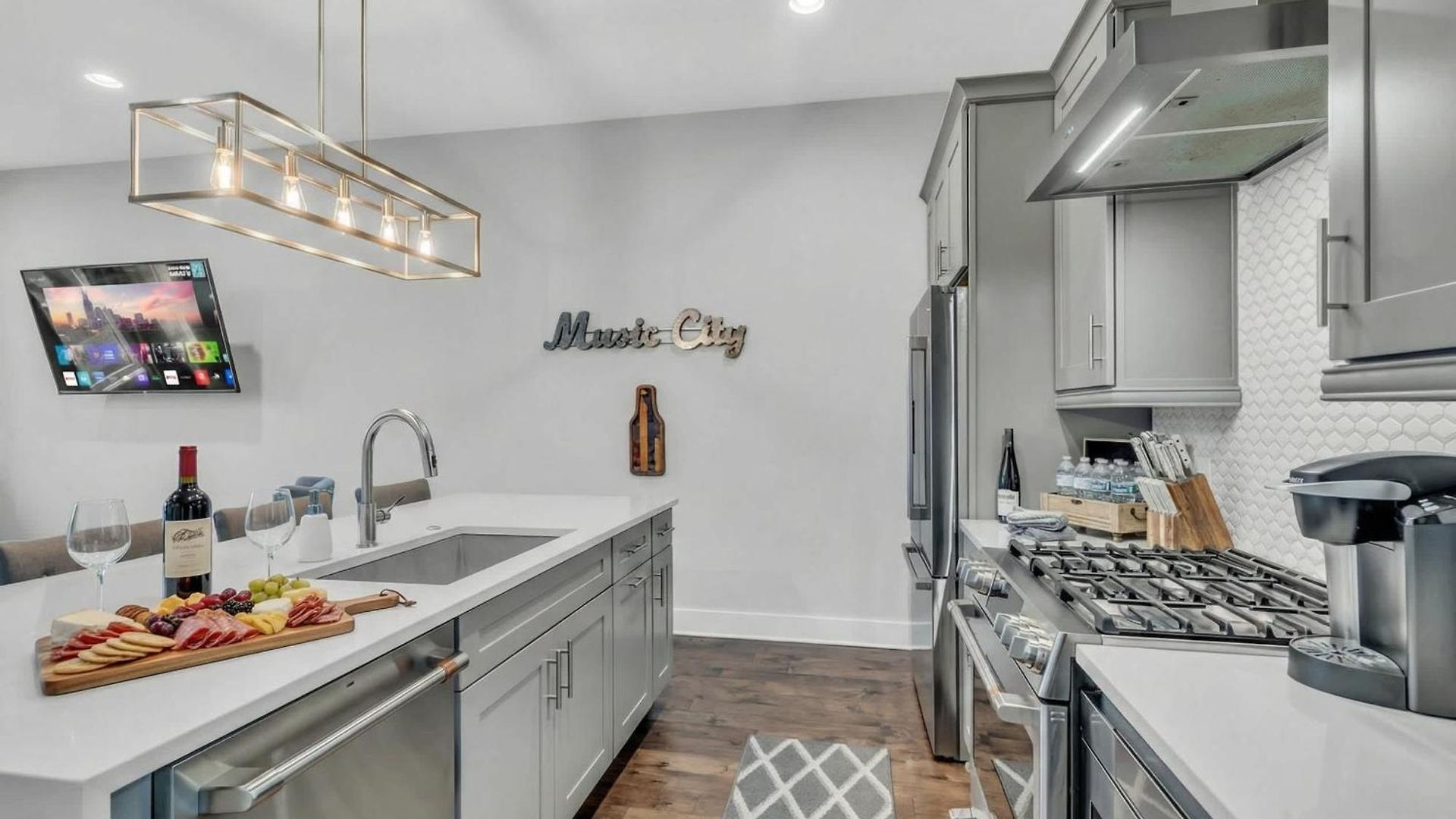 New Luxe 4br 12 Beds - Roofdeck Views - Chefs Kitchen