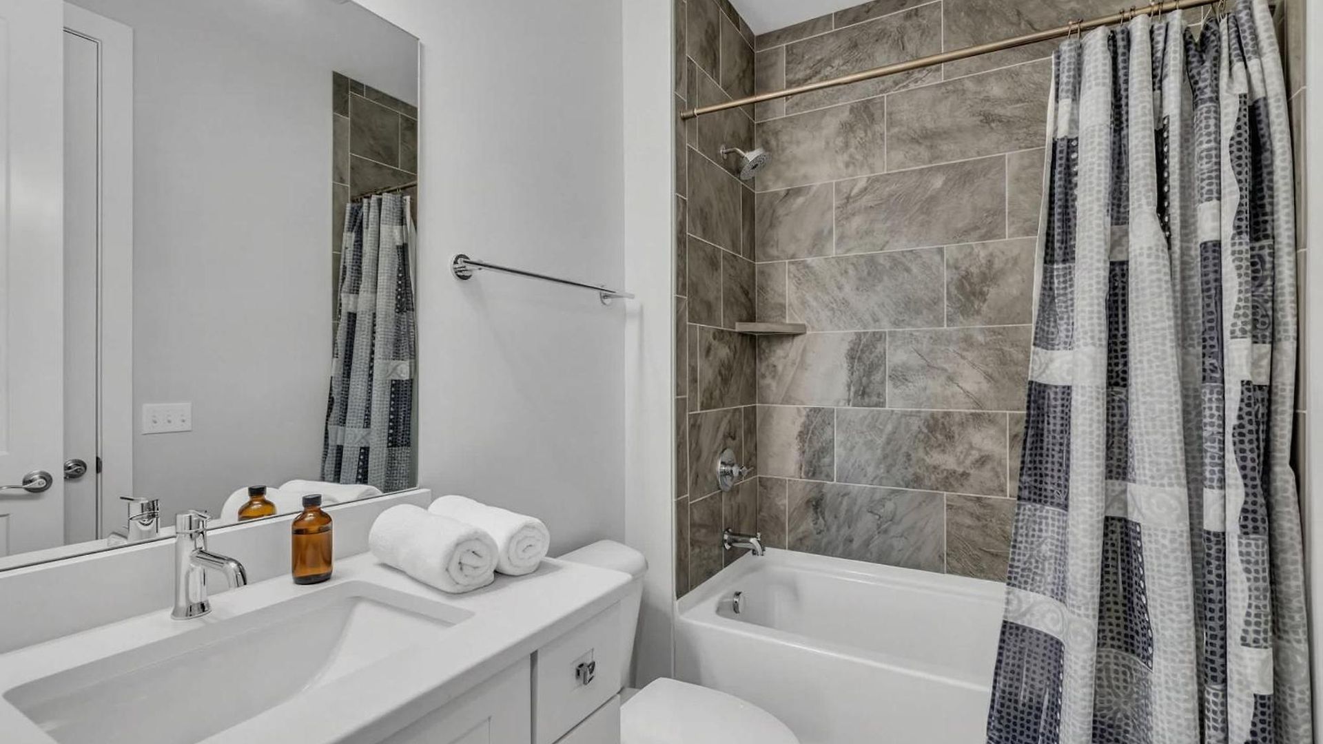 New Luxe 4br 12 Beds - Roofdeck Views - Chefs Kitchen * Nashville