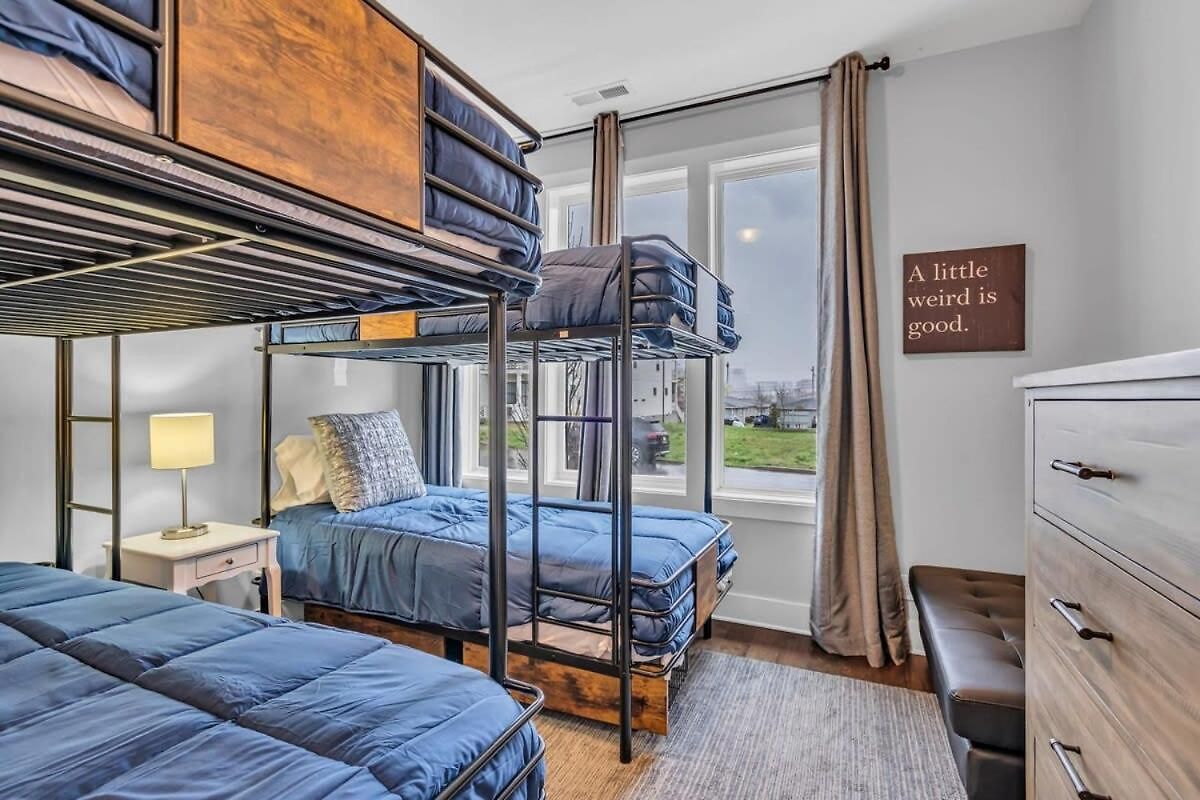 New Luxe 4br 12 Beds - Roofdeck Views - Chefs Kitchen Holiday home