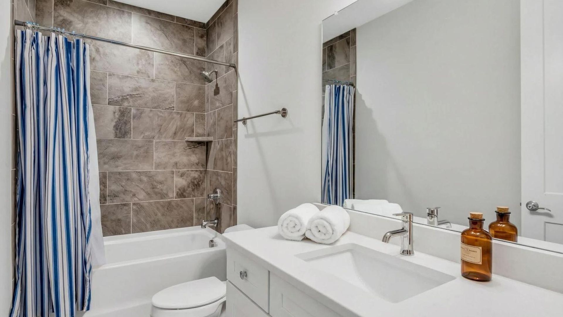 New Luxe 4br 12 Beds - Roofdeck Views - Chefs Kitchen Nashville