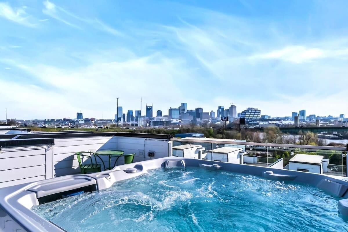 New Nash Eras - Rooftop Decks With Hot Tub - 15 Beds Holiday home