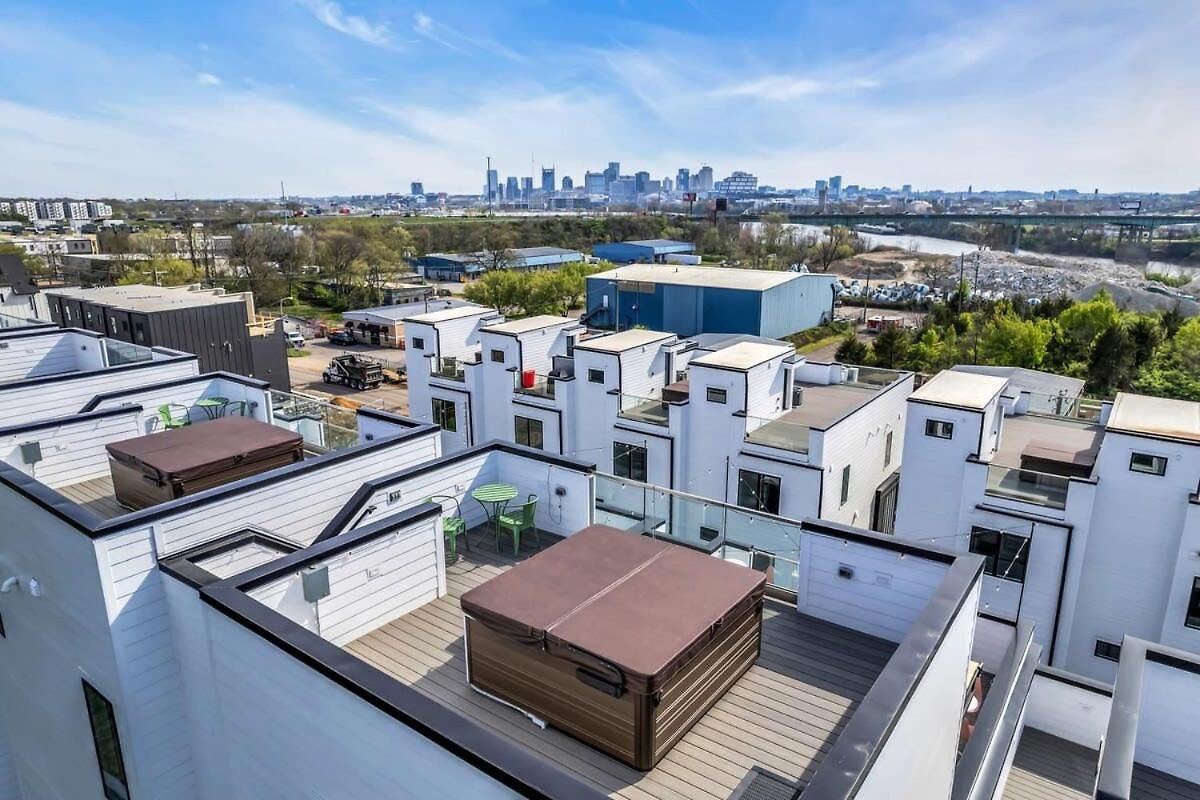 New Nash Eras - Rooftop Decks With Hot Tub - 15 Beds Holiday home