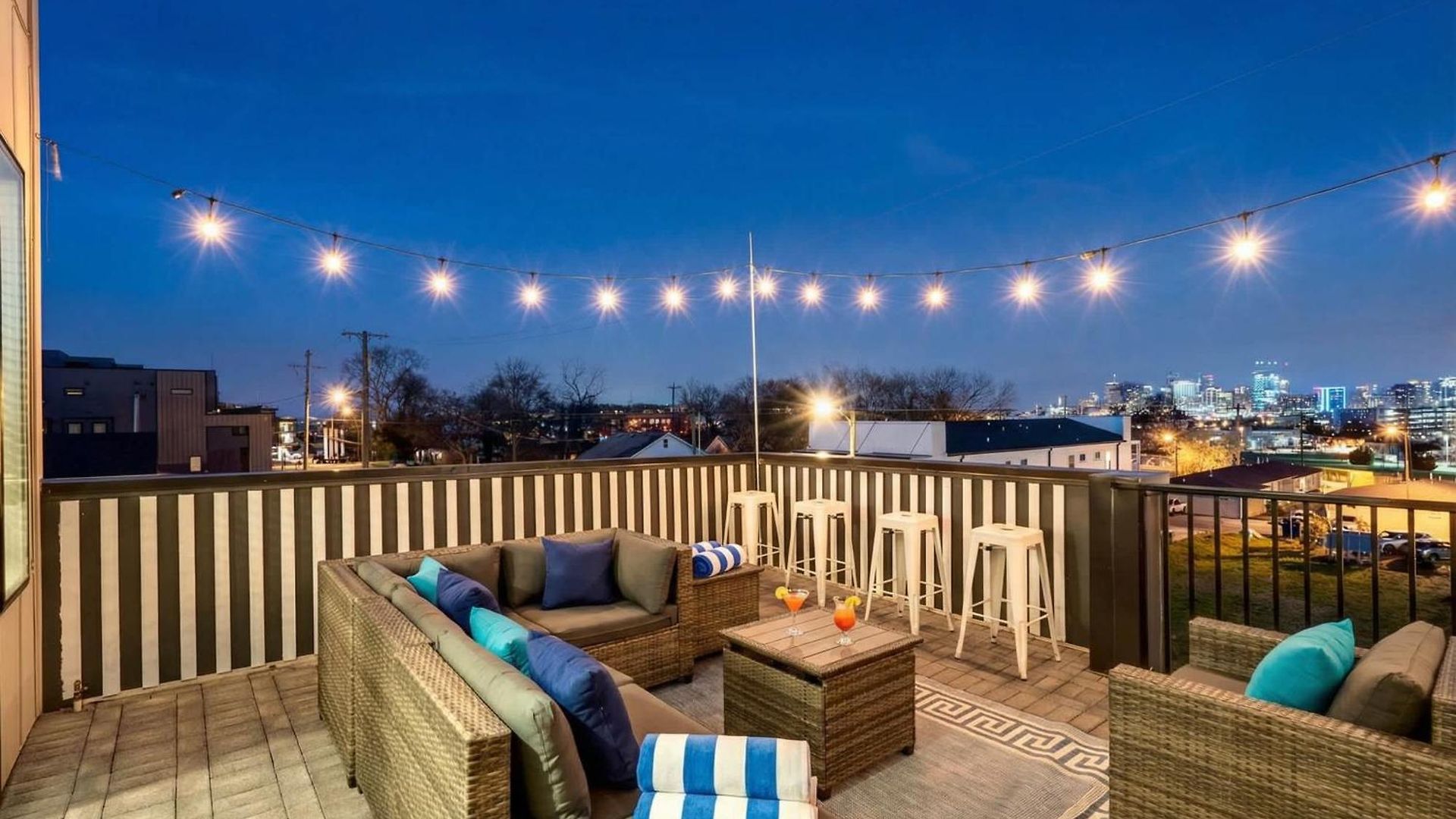 New Luxe 4br 12 Beds - Roofdeck Views - Chefs Kitchen