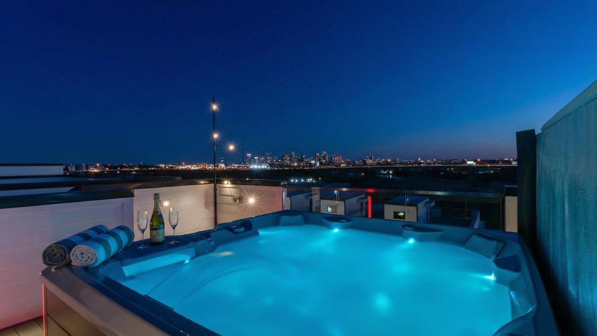 New We Roll Rooftop - Hot Tub With Views - 13 Beds *