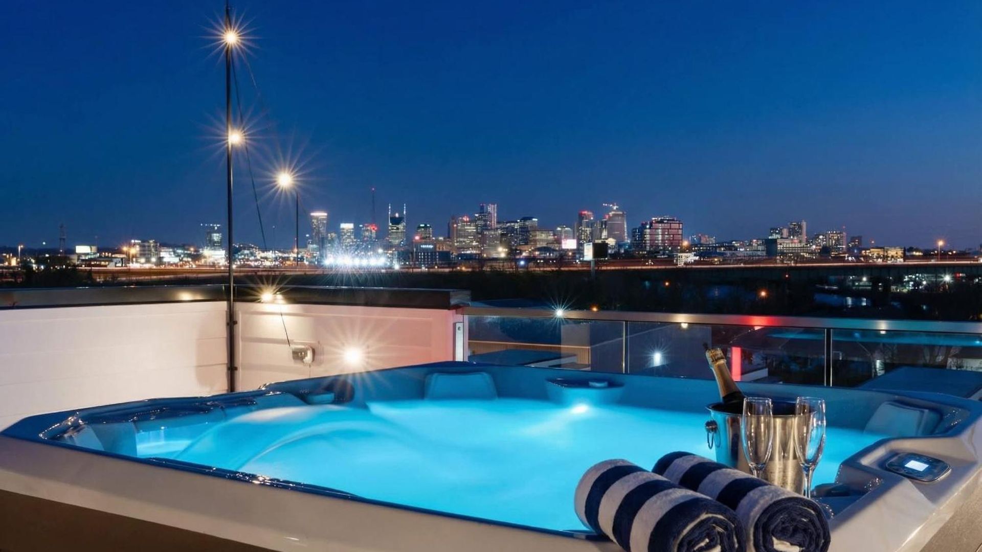 New We Roll Rooftop - Hot Tub With Views - 13 Beds *