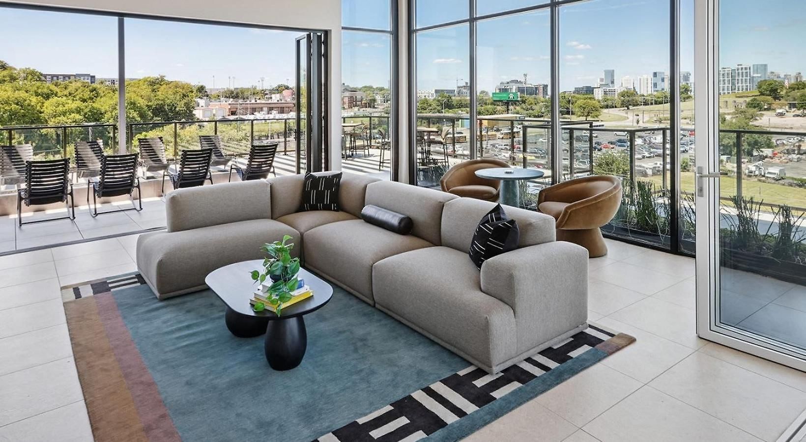 Stylish Retreat Near Downtown Apartment