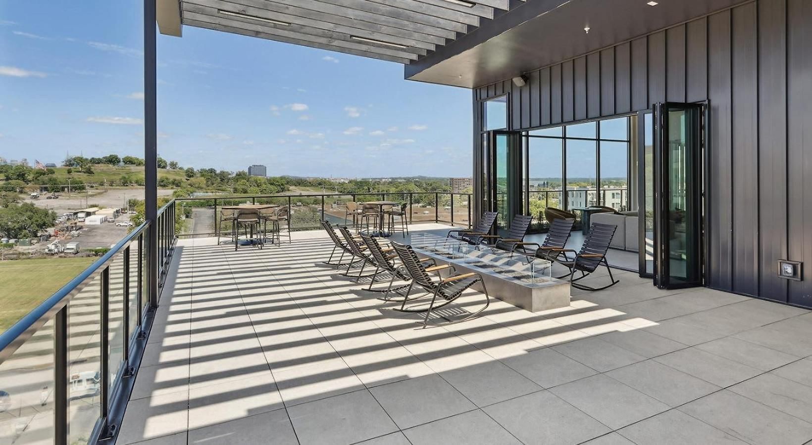 Apartment Stylish Retreat Near Downtown *