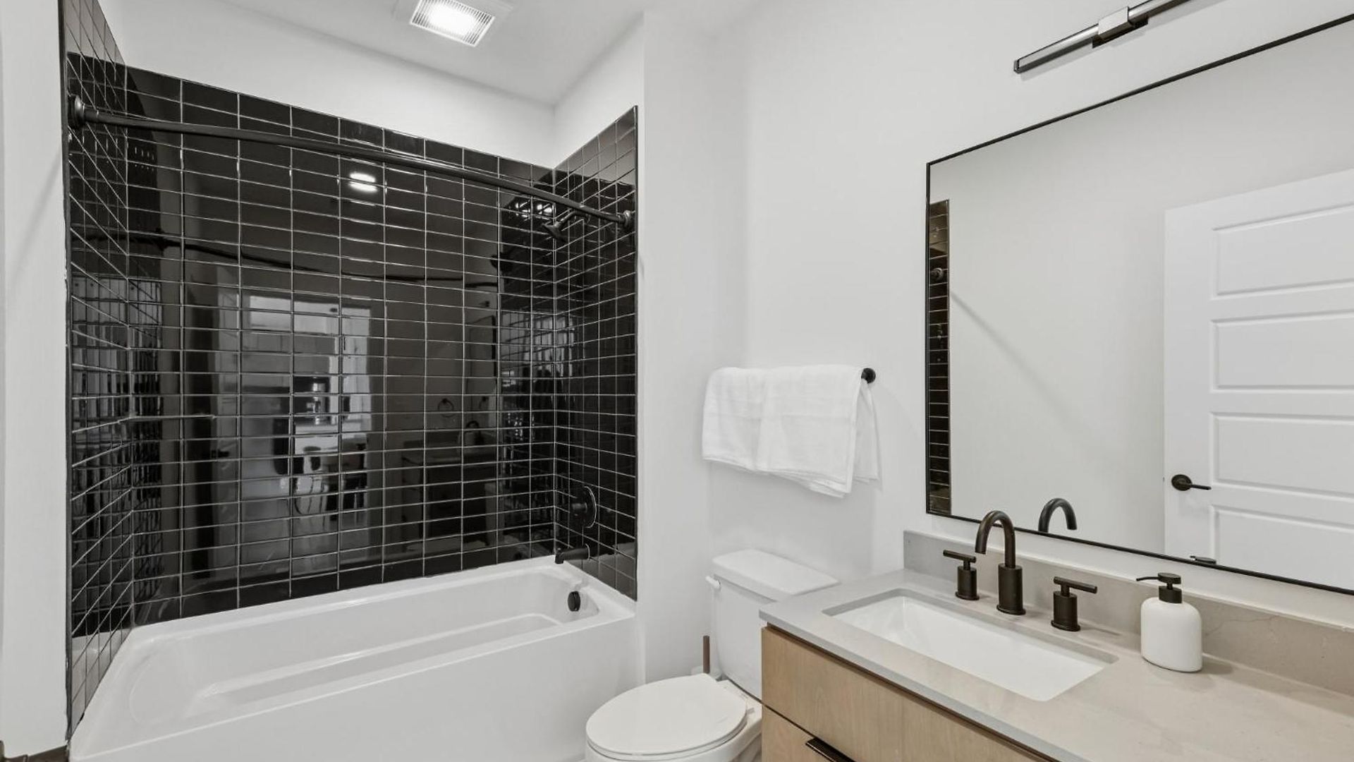 Apartment Stylish Retreat Near Downtown *