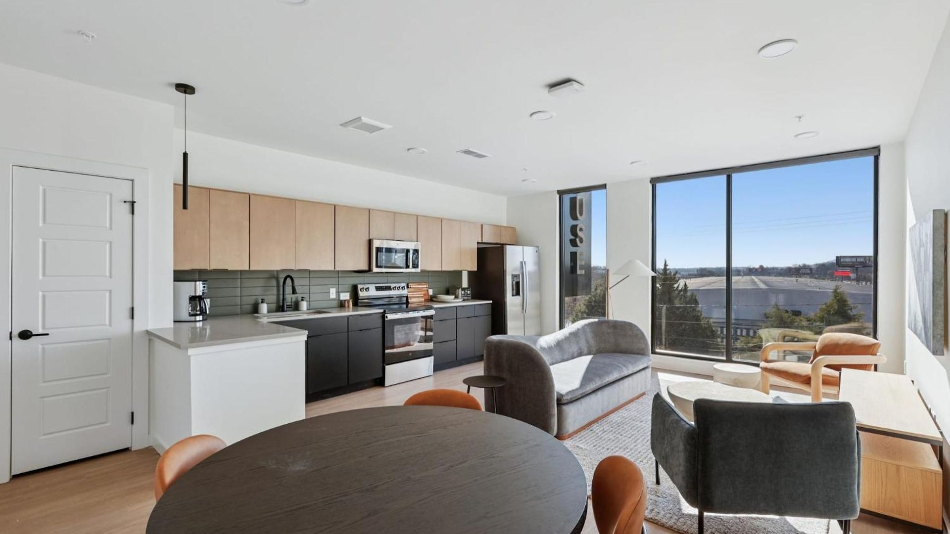 Apartment Stylish Retreat Near Downtown *
