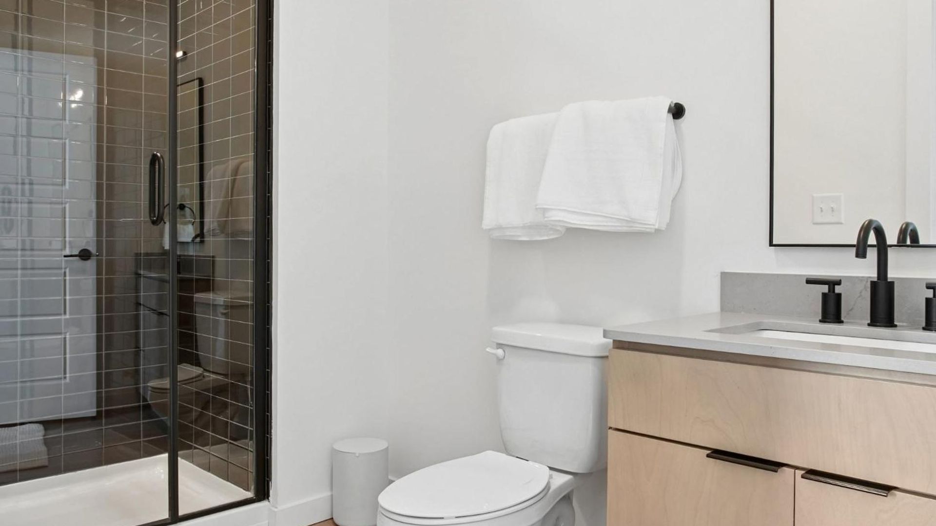 Apartment Stylish Retreat Near Downtown *