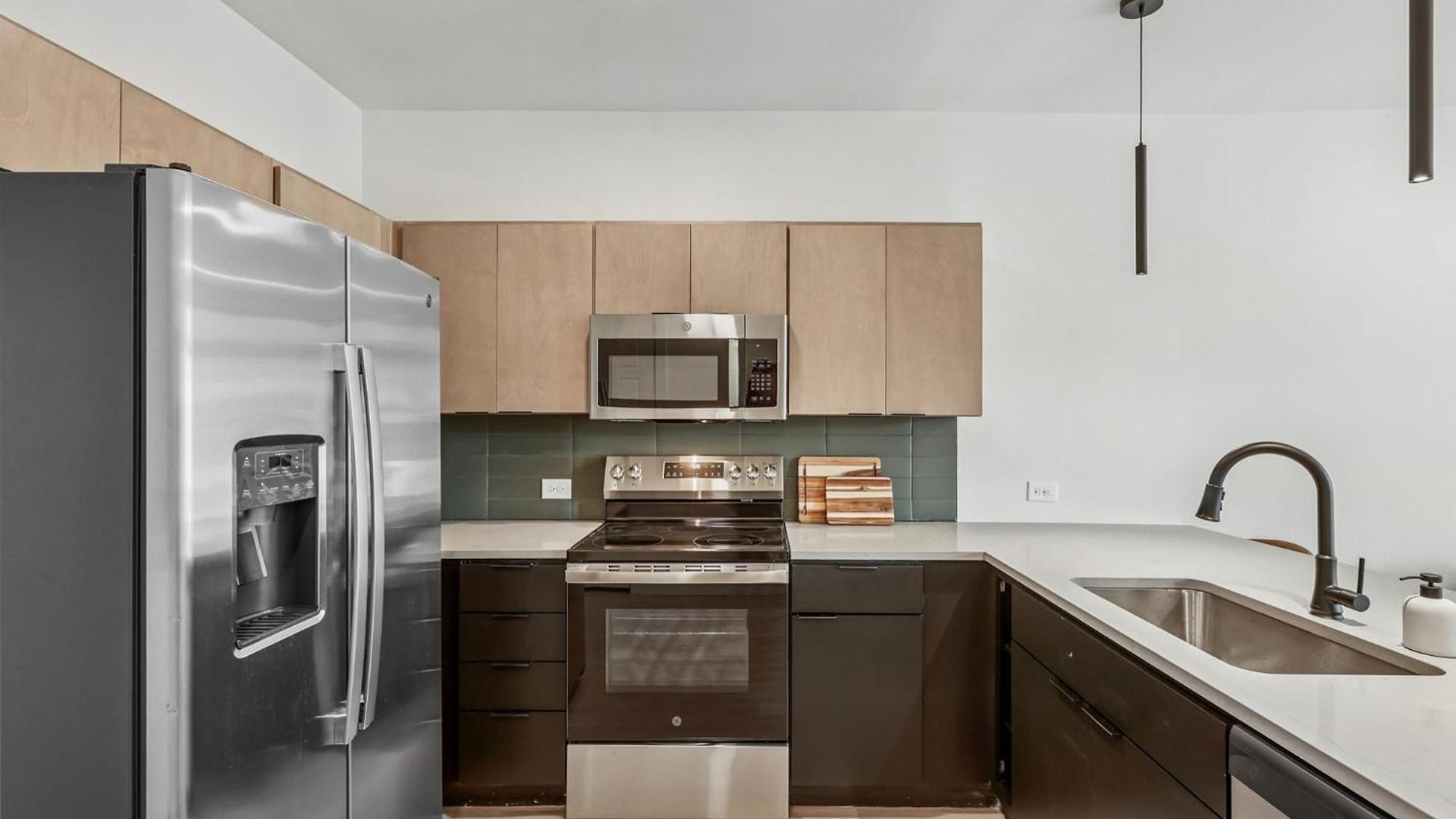 Stylish Retreat Near Downtown Apartment