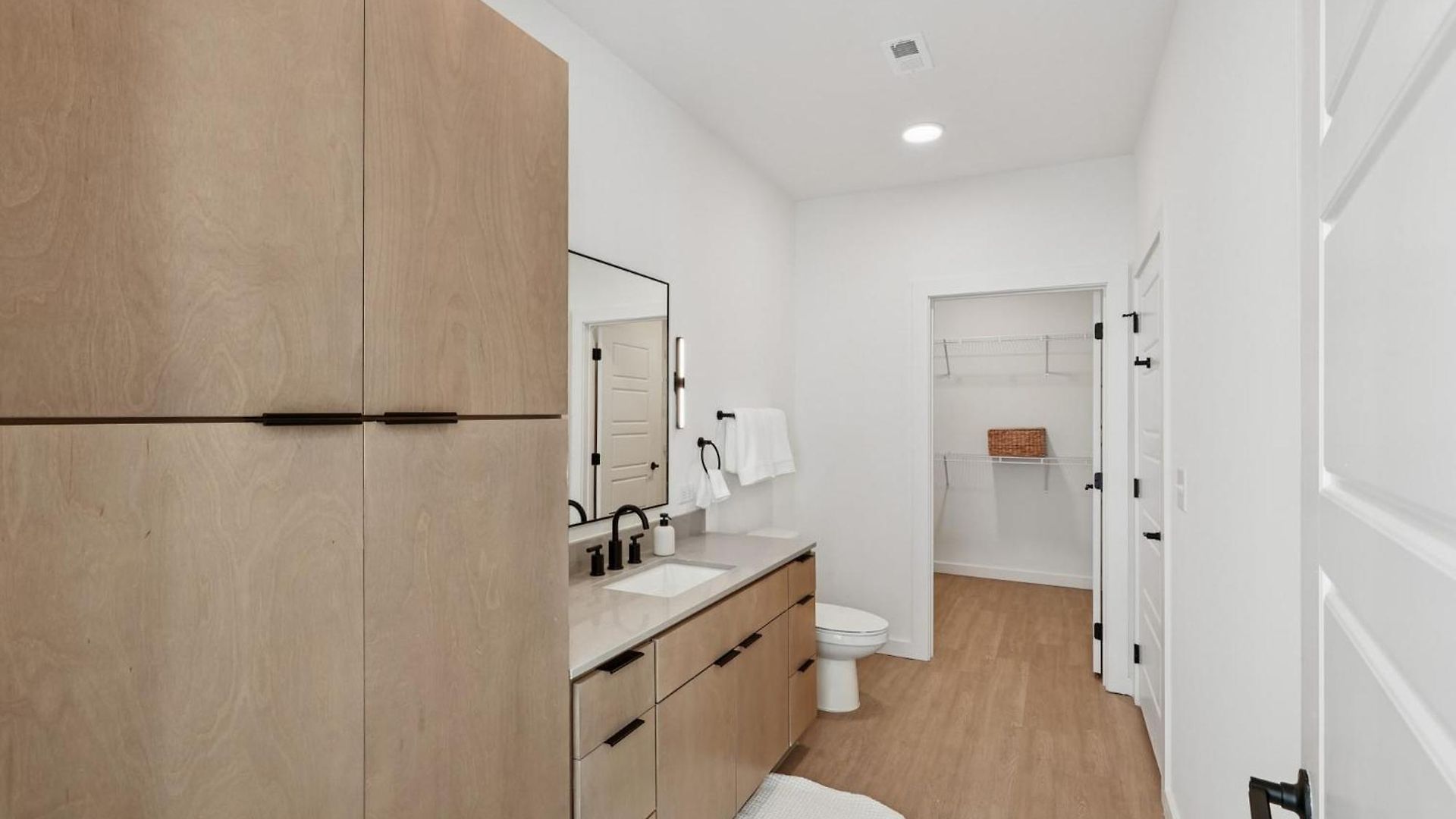 Stylish Retreat Near Downtown Apartment