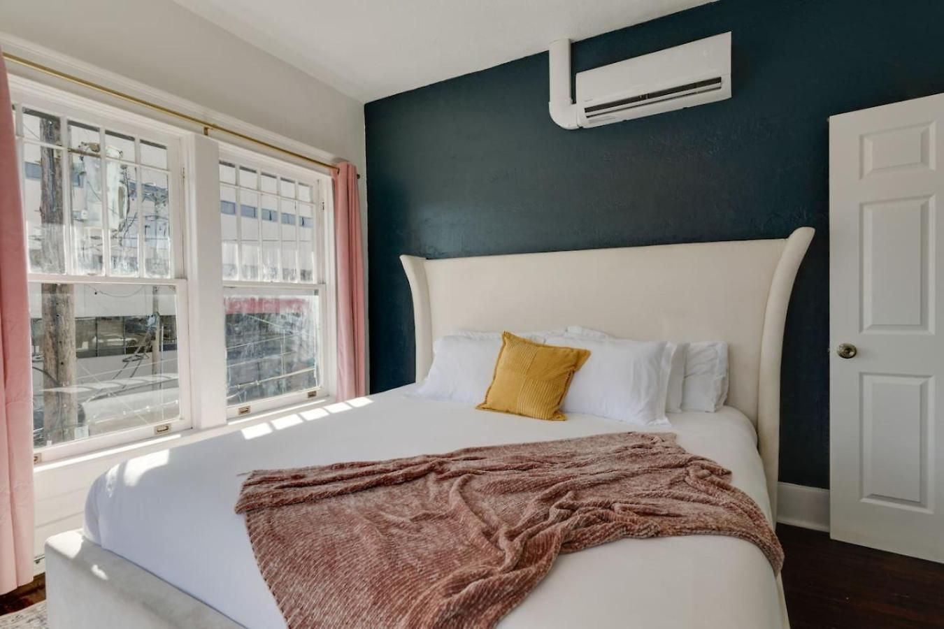Apartment Historic Music Loft Sleeps 8, Near Broadway *