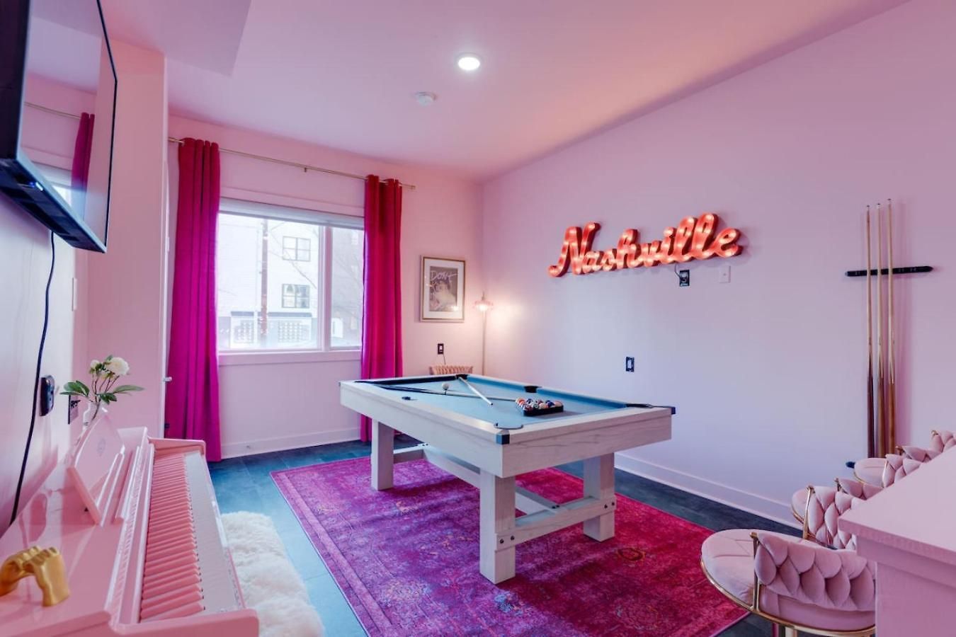 The Pink Palace, Rooftop Deck, Bachelorette Hq Holiday home