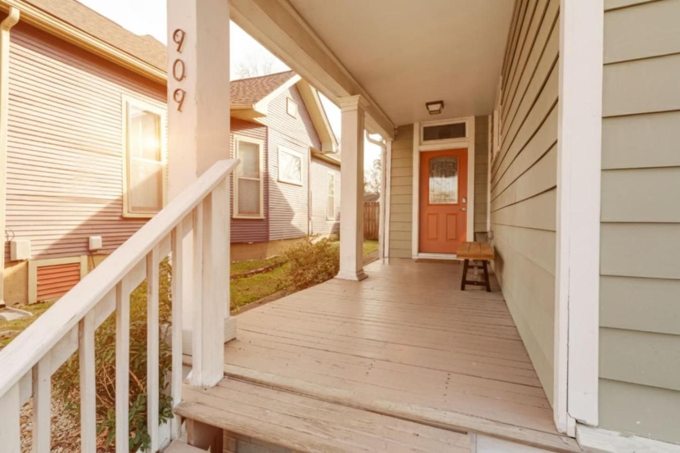 East Nash 3br Fenced Yard , Deck , Parking , Pets *