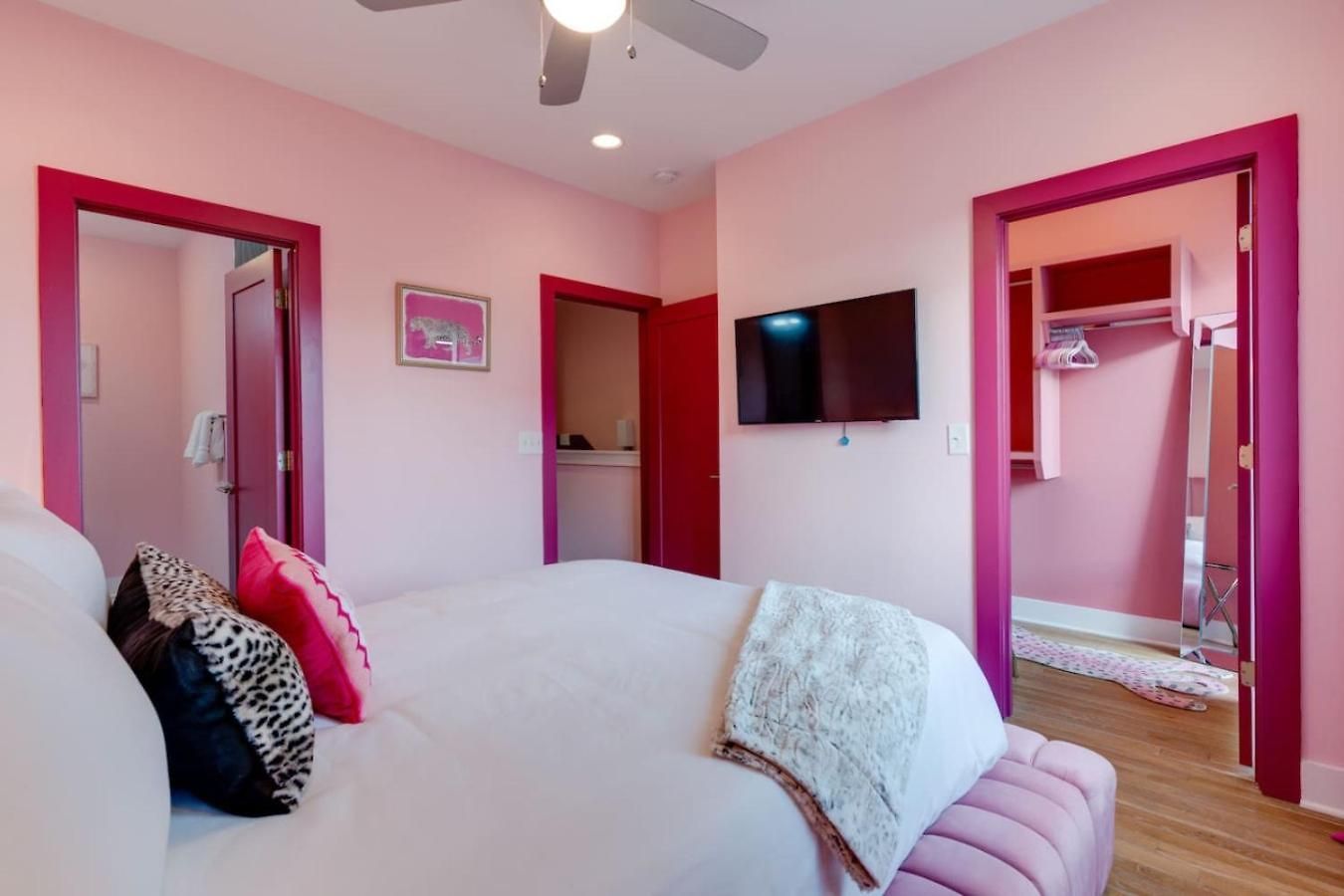 Holiday home The Pink Palace, Rooftop Deck, Bachelorette Hq Nashville