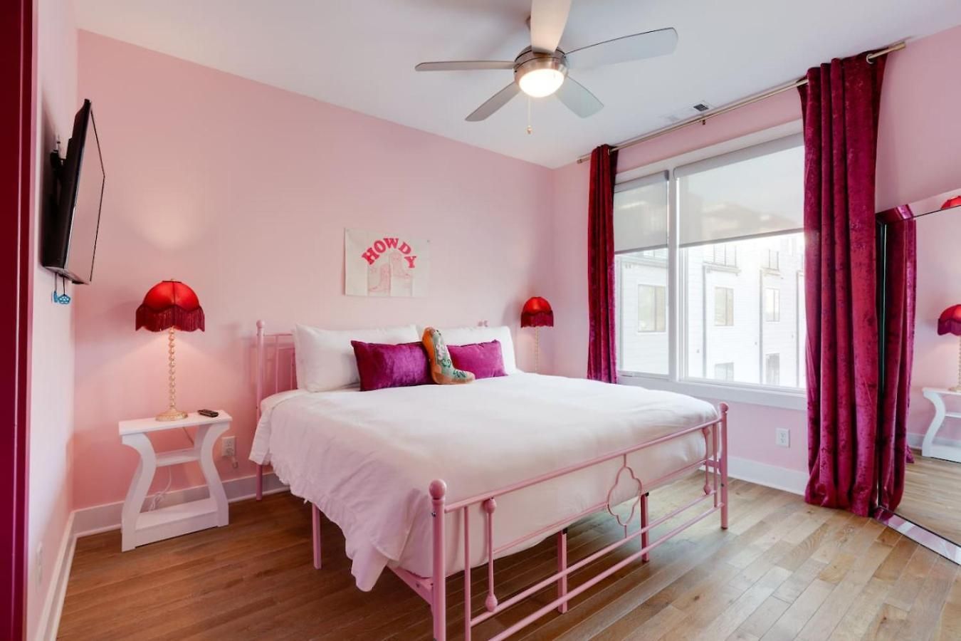 The Pink Palace, Rooftop Deck, Bachelorette Hq Holiday home