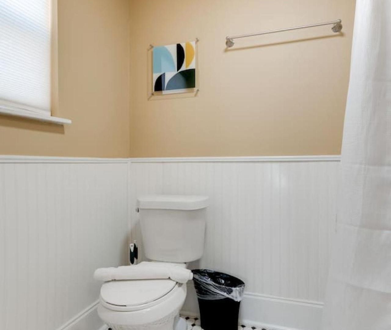 East Nash 3br Fenced Yard , Deck , Parking , Pets *
