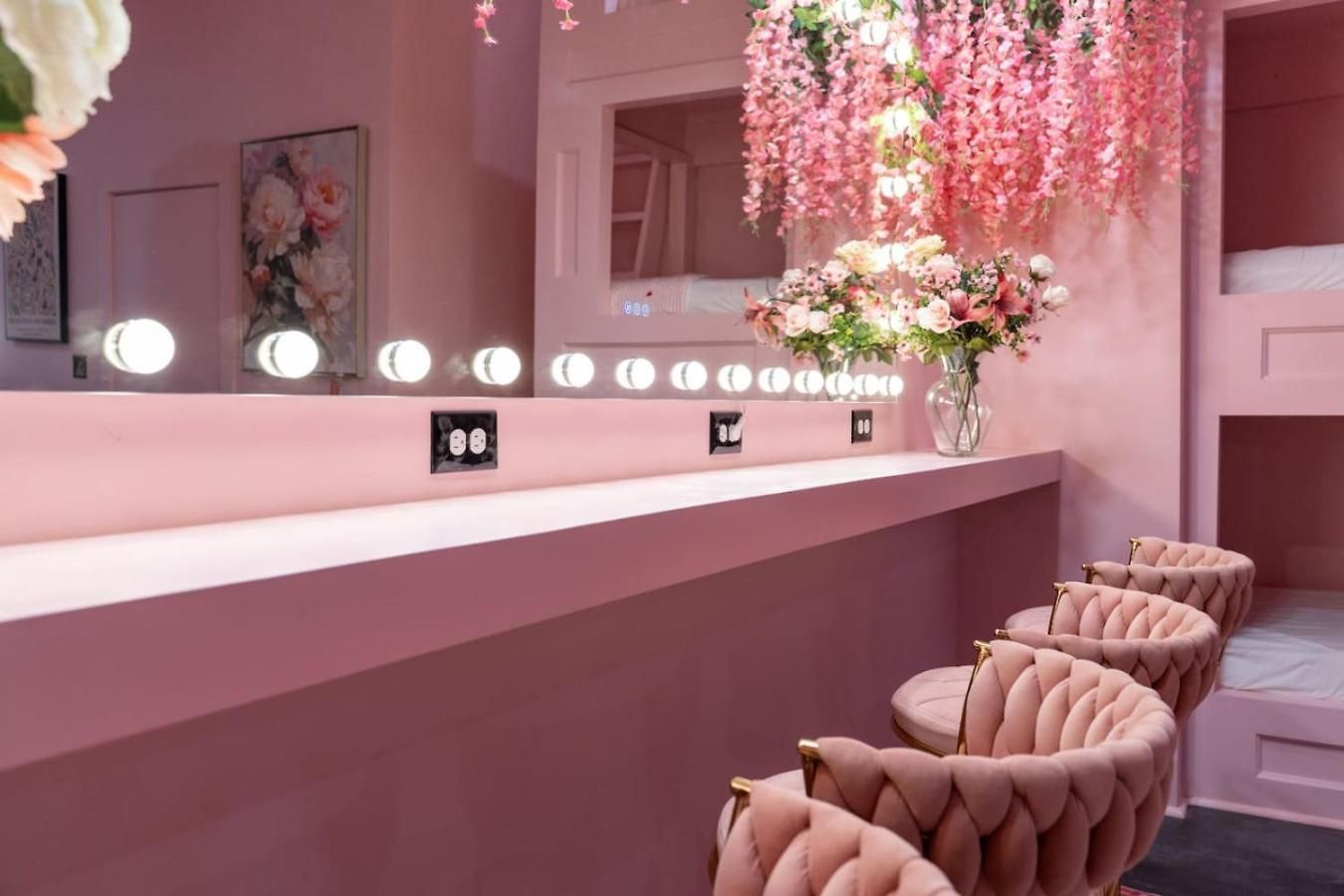 The Pink Palace, Rooftop Deck, Bachelorette Hq Holiday home *