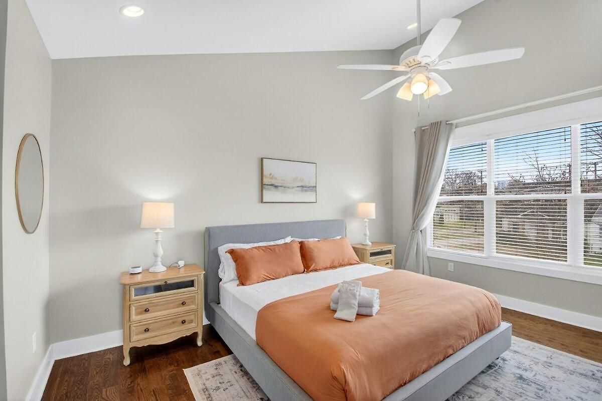 Speakeasy Game Room, Hot Tub, Fire Pit, King Bed - Close To Downtown *