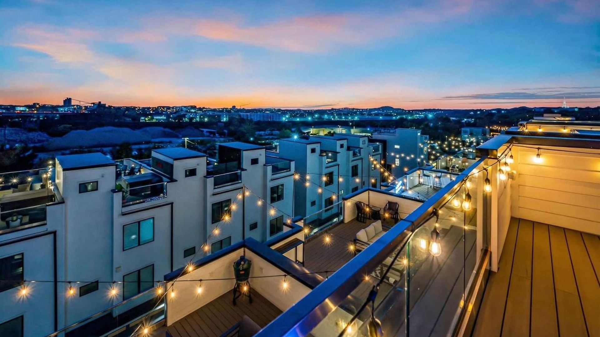 Holiday home Rooftop Hot Tub Views Pac-man Pool Table *