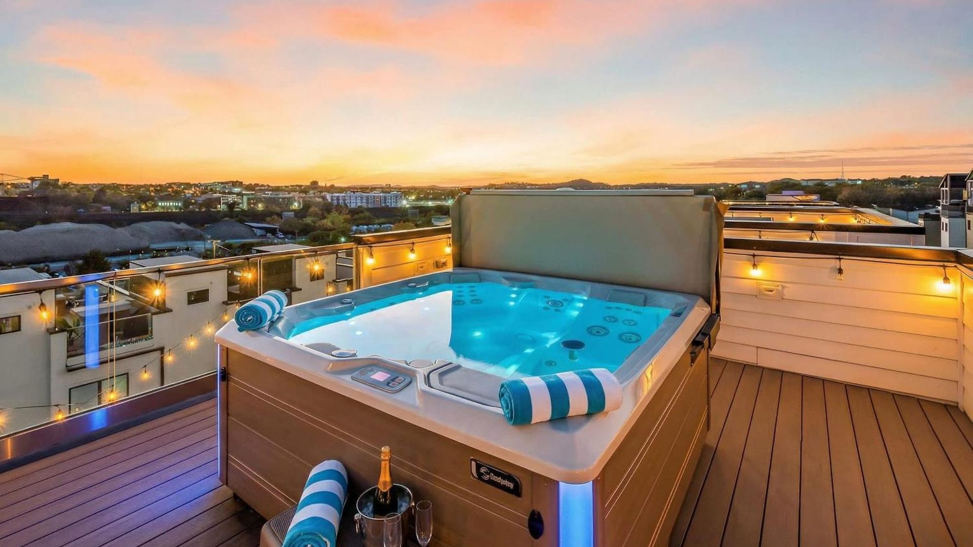 Rooftop Hot Tub Views Pac-man Pool Table Nashville