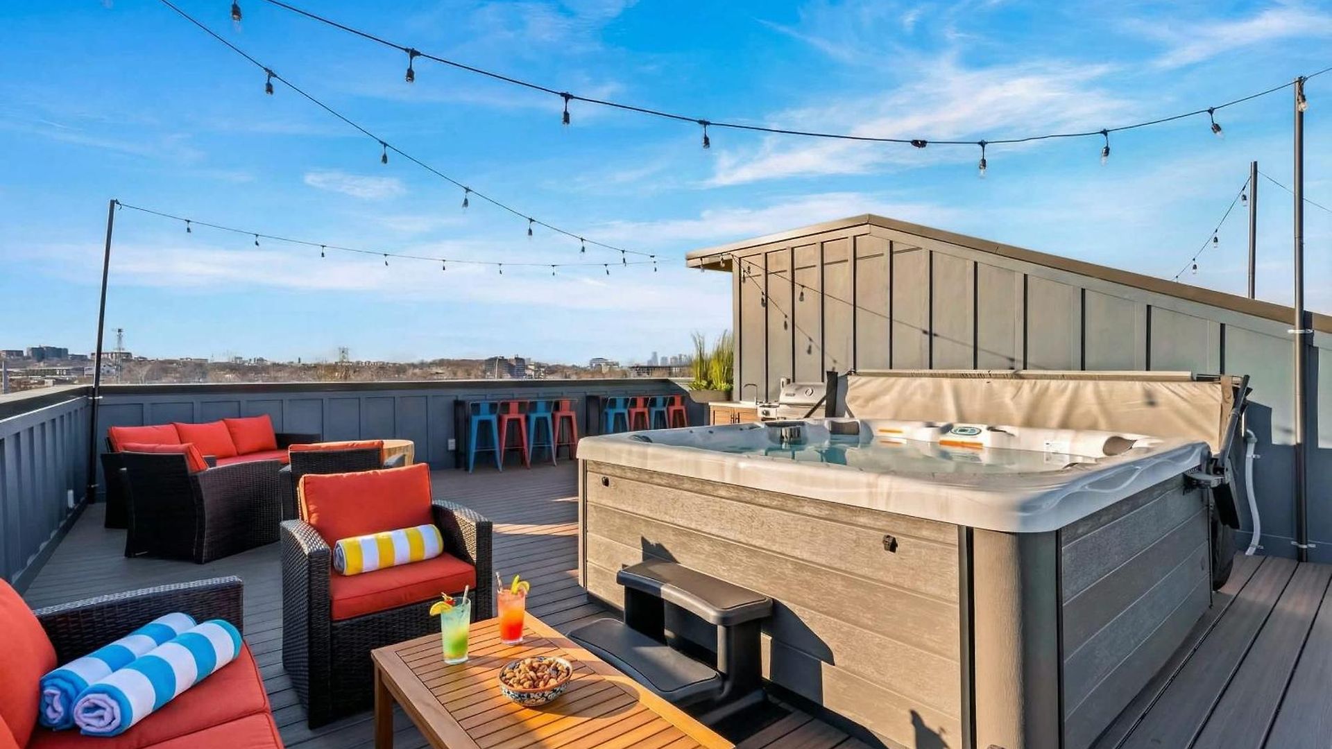 Hot Tub Poker Pool Table & Rooftop Mls View Nashville