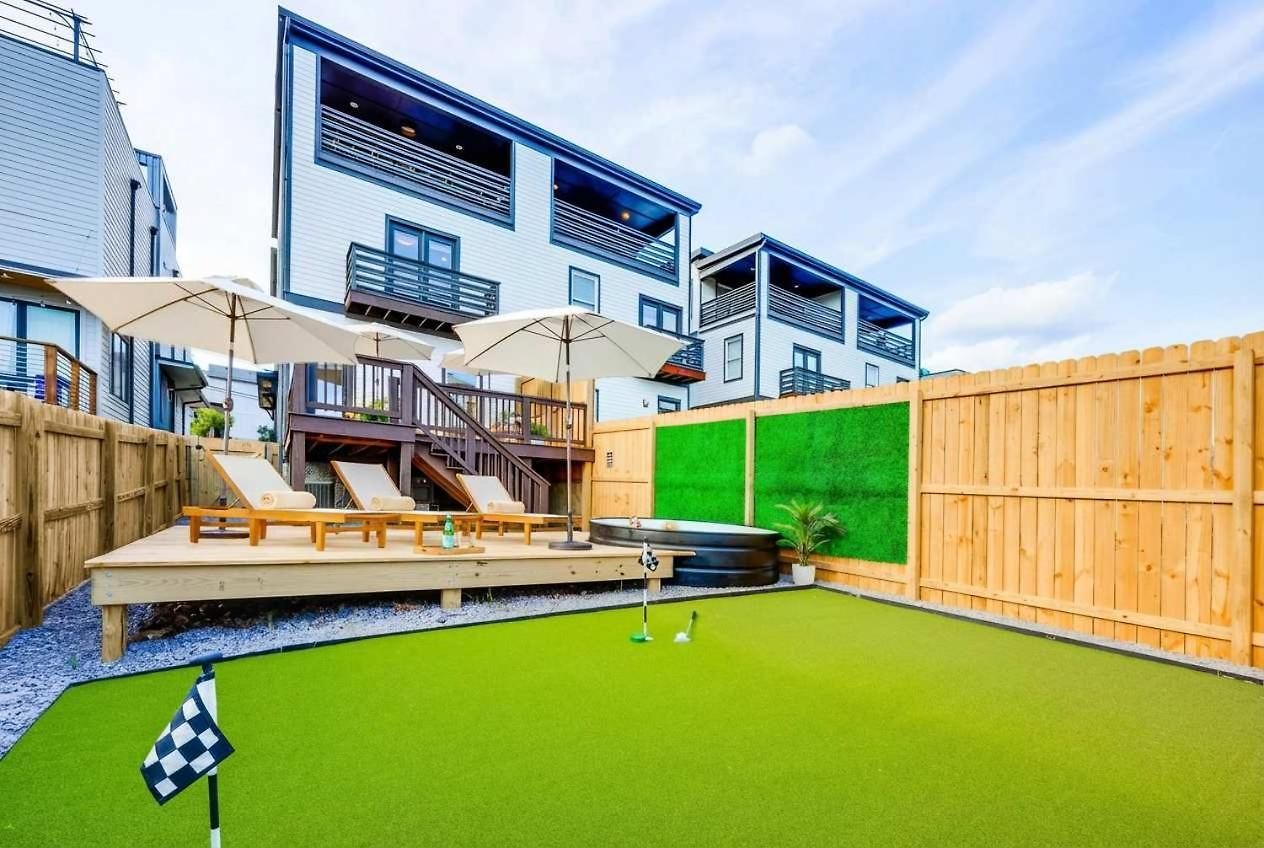 Luxe Pool Hot Tub & Game Downtown Holiday home