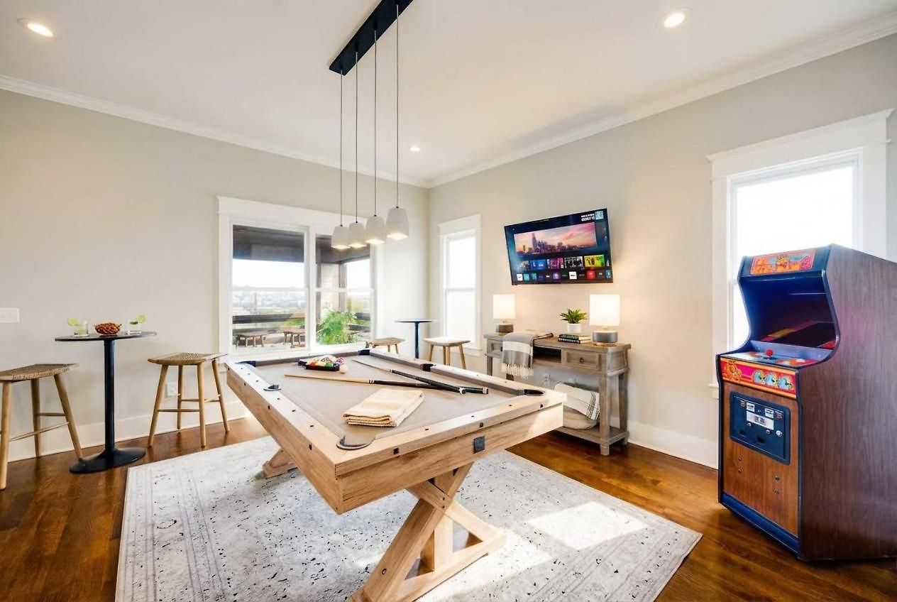 Luxe Pool Hot Tub & Game Downtown Holiday home *