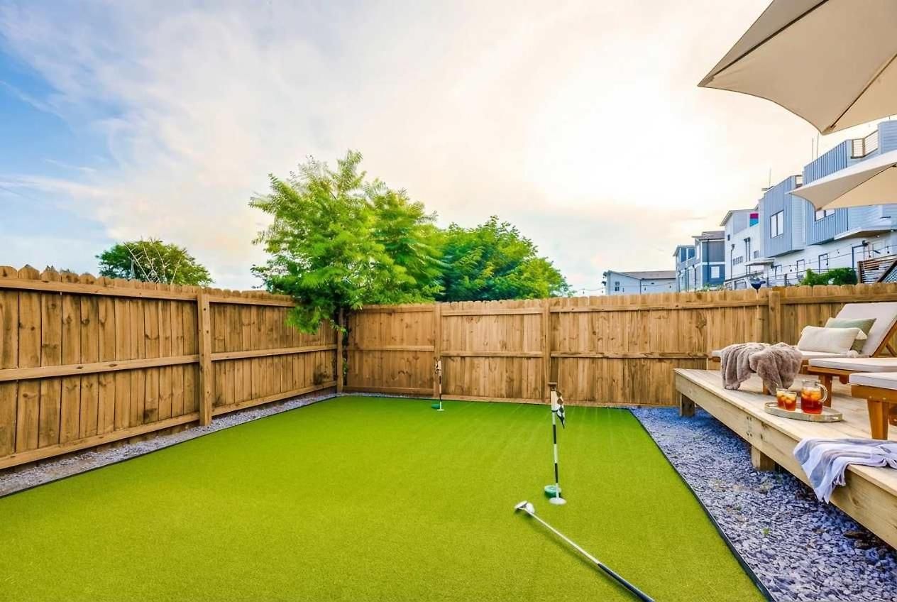 Luxe Pool Hot Tub & Game Downtown Holiday home *
