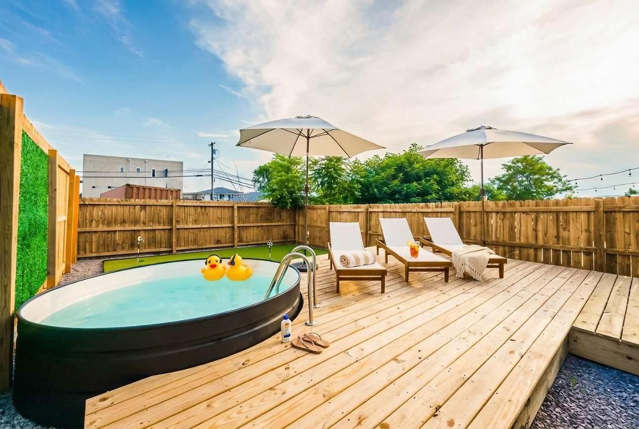 Luxe Pool Hot Tub & Game Downtown
