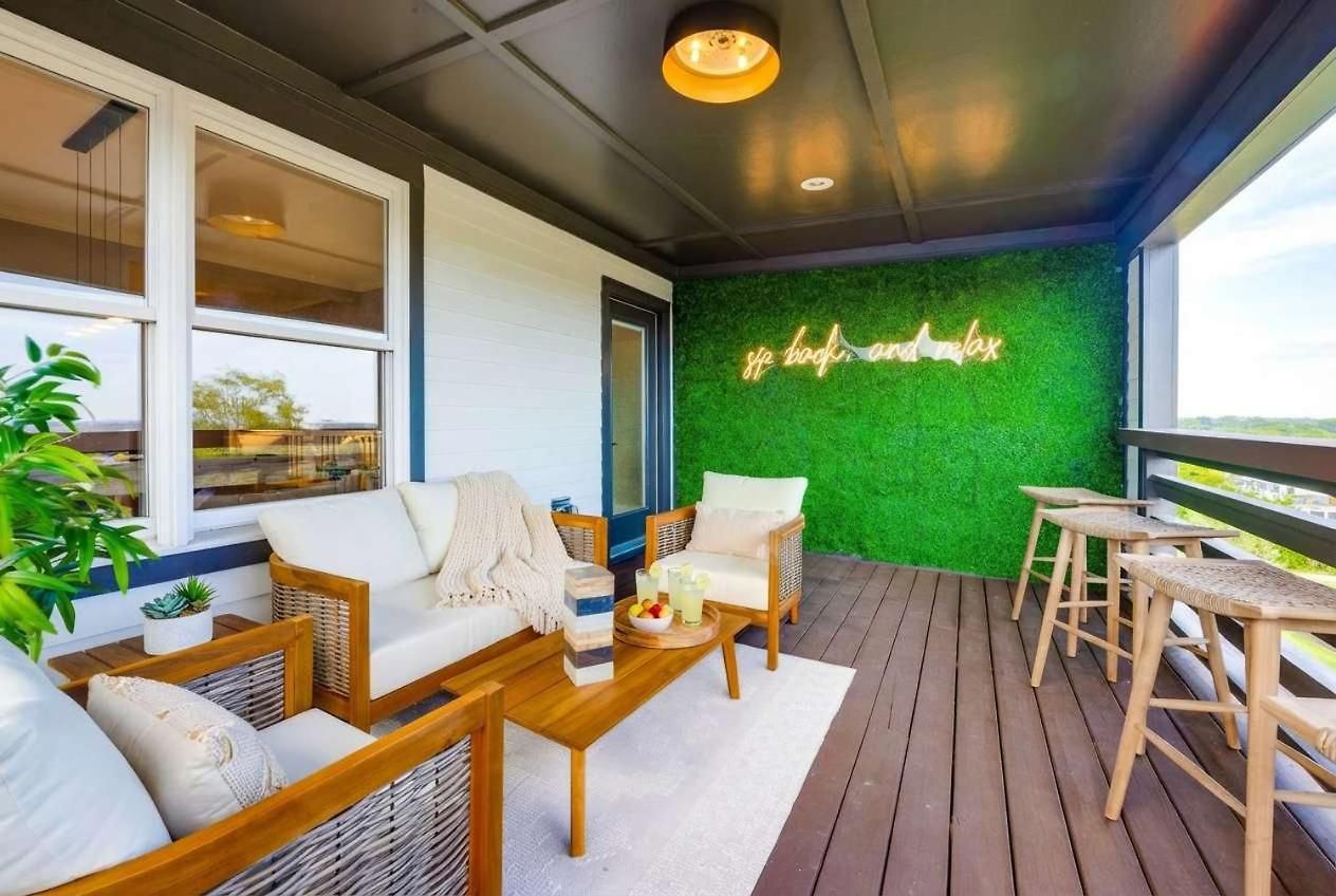 Luxe Pool Hot Tub & Game Downtown