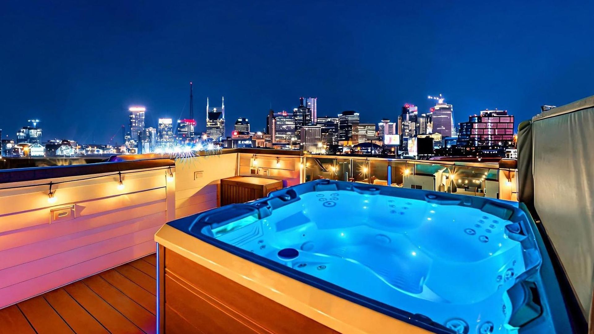 Double Rooftop Decks Hot Tub Karaoke *