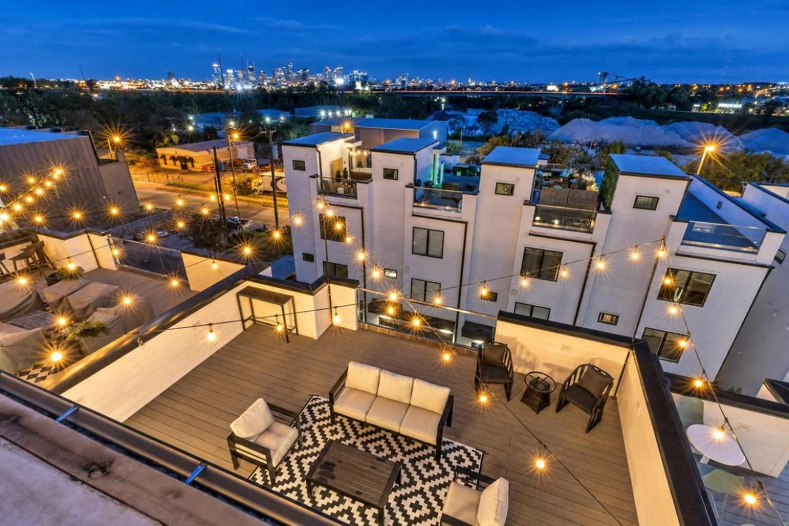 Holiday home Double Rooftop Decks Hot Tub Karaoke