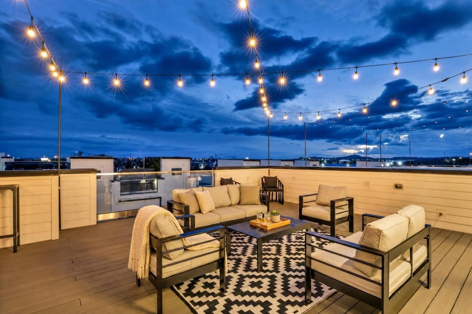 Double Rooftop Decks Hot Tub Karaoke Holiday home *